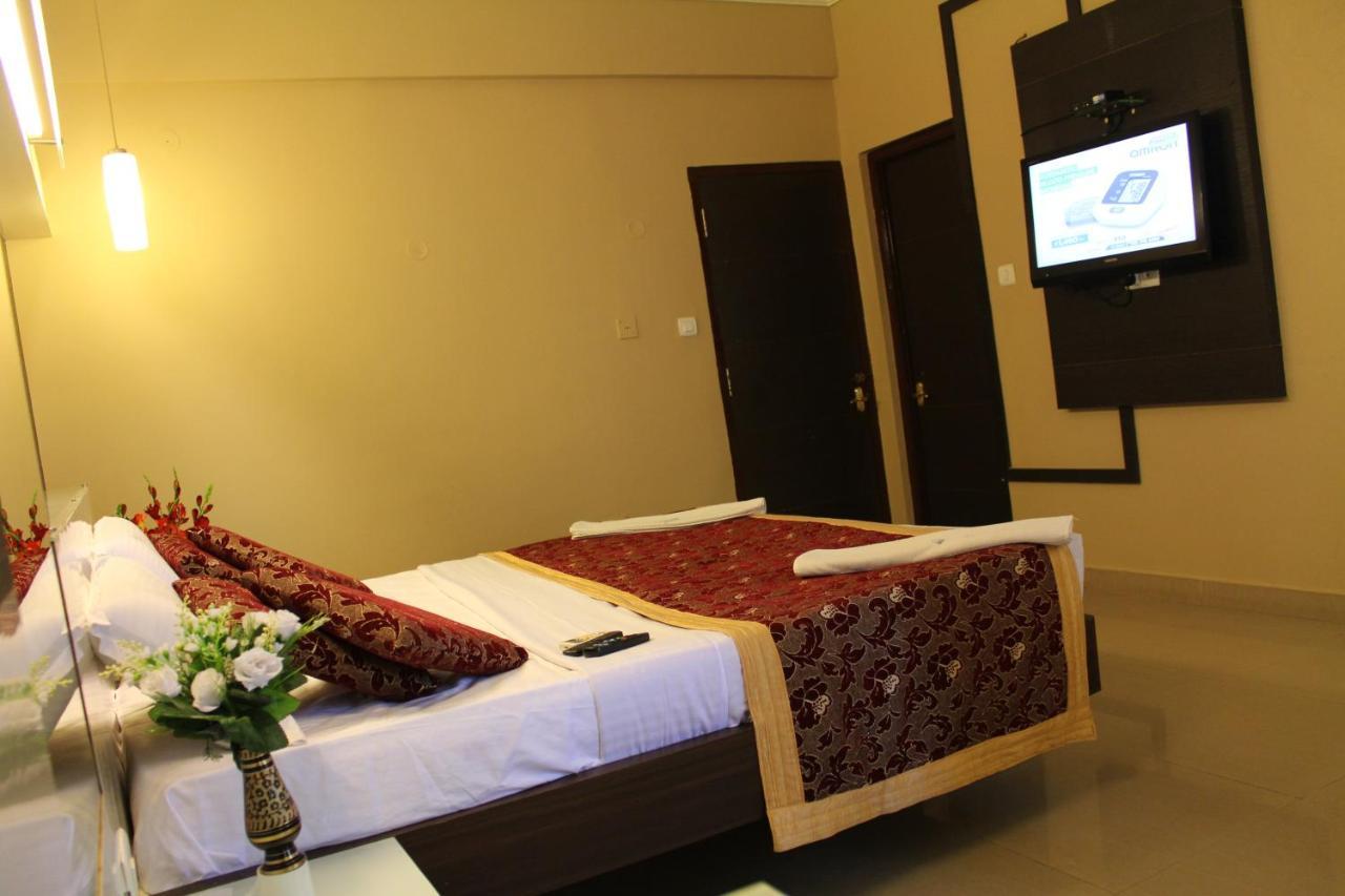 Hotel Pooja International ダーヴァナゲレ エクステリア 写真